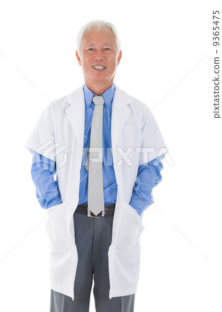 chinese senior doctor isolated on white background chinese senior doctor isolated on white background 9365475