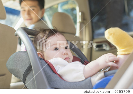 Baby and parents 9365709