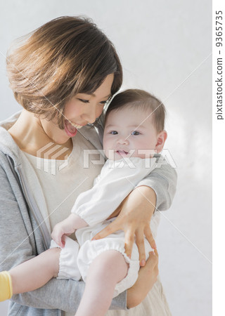 Baby and parents 9365735