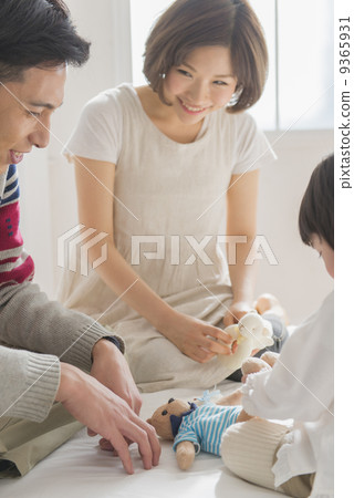 Baby and parents Baby and parents 9365931