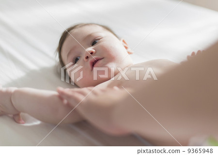 Baby and parents 9365948