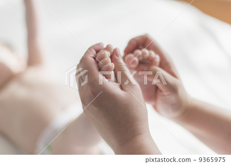 Baby and parents 9365975