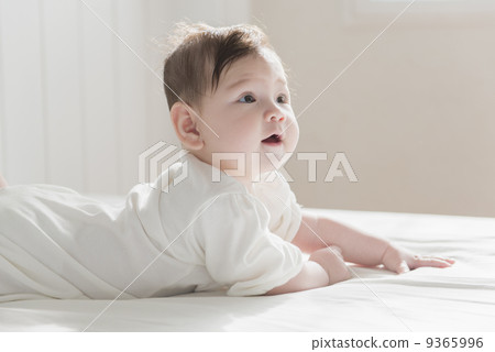 Baby and parents 9365996