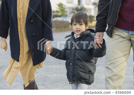 Baby and parents 9366009