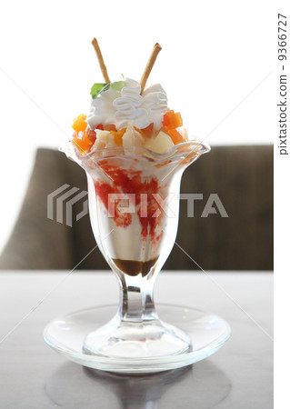 Fruit with vanilla ice cream 9366727