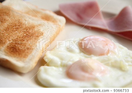 Breakfast with ham , fried egg and bread 9366733