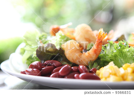 salad with fried shrimp 9366831