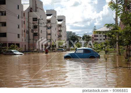 CHIANGMAI , THAILAND - SEPTEMBER 29 : Cars in water flooded stre CHIANGMAI , THAILAND - SEPTEMBER 29 : Cars in water flooded stre 9366881