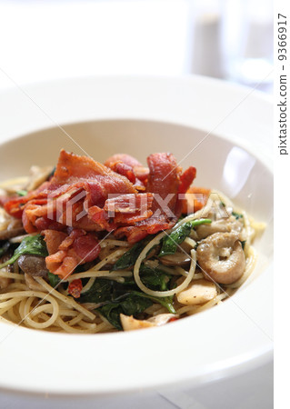 spaghetti crispy bacon 9366917