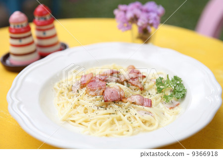 Spaghetti Carbonara with bacon and cheese 9366918