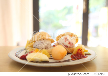 choux cream ice cream with fruits 9366956