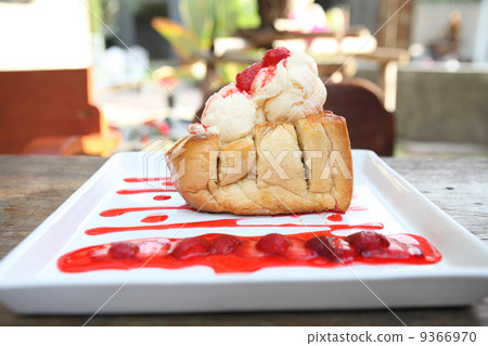 french toast with ice cream 9366970
