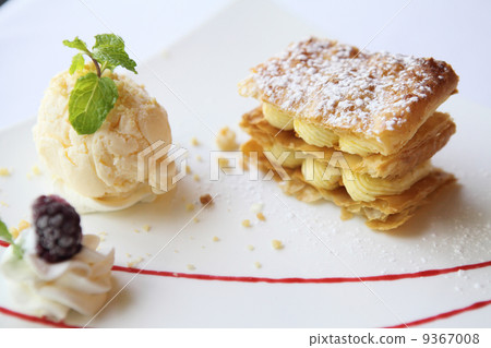 Millefeuille with ice cream 9367008
