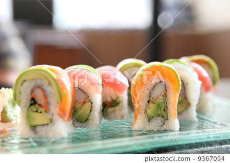 salmon sushi rolls 9367094