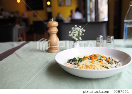Spaghetti cream spinach prawns 9367651