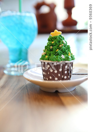 green cupcake 9368369
