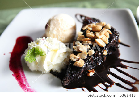 brownie with icecream 9368415