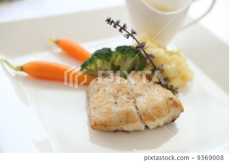 sea bass fillet 9369008