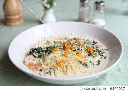 Spaghetti cream spinach prawns 9369027