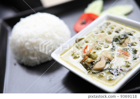Thai food chicken green curry with rice in wood background 9369118