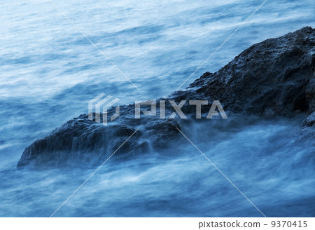 Wave crashing coastal rock 9370415