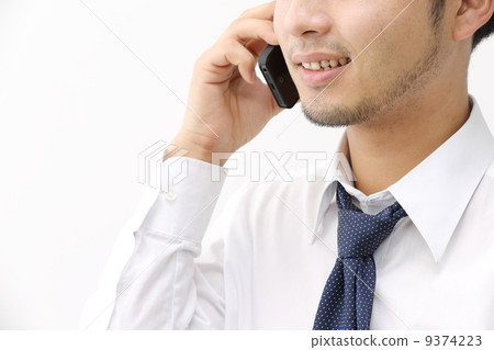 男性在電話裡說 9374223