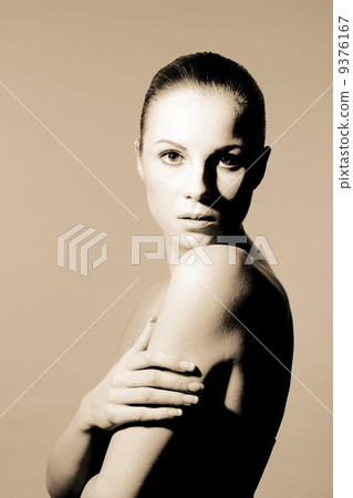 pretty woman looking into camera pretty woman looking into camera 9376167