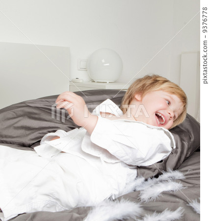 mother son bed pillow fight 9376778