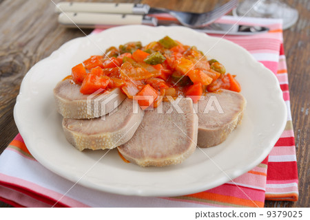 Beef tongue and sauce with gherkins 9379025