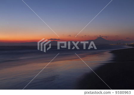 富士山在夕陽和平靜的湘南,凱蘇馬海 富士山在夕陽和平靜的湘南,凱蘇馬海 9380963