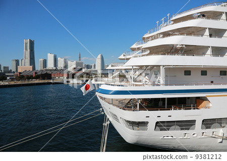 Luxury liner · Asuka Ⅱ and Yokohama Minato Mirai who are anchored in the large pier 9381212