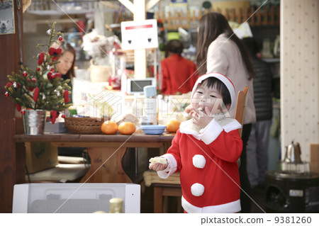 Santa's pinch eating 9381260