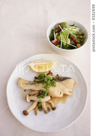 日式炒香和沙拉配鱈魚 9382699