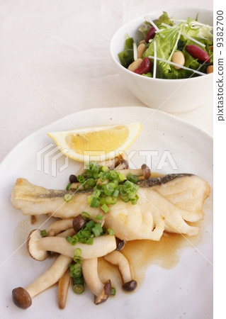 Japanese style saute and salad with cod 9382700