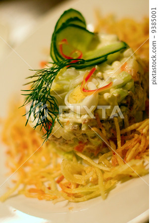 salad in restaurant 9385001