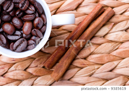 coffee beans and cinnamon 9385619