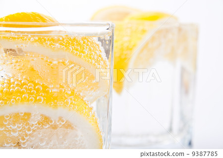 soda water and lemon slices 9387785