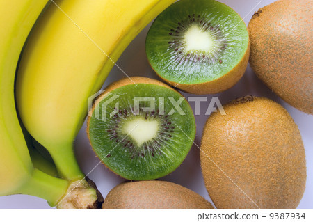 kiwi and banana 9387934