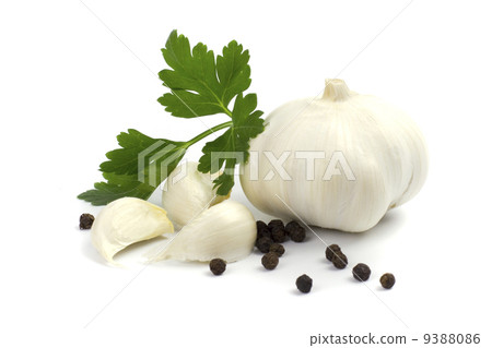 garlics with black pepper and parsley 9388086