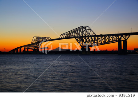 東京門橋和富士山的晚上風景 9391519
