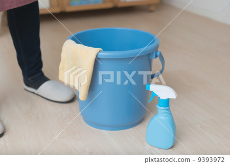 Under cleaning 9393972