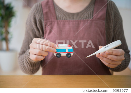 溫度計和救護車 9393977