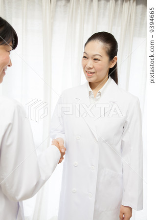 A lady in a white shade to shake hands A lady in a white shade to shake hands 9394665