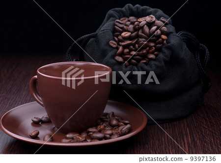 Cup coffee with coffee grains 9397136