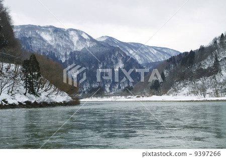 Mogami河船下降 9397266