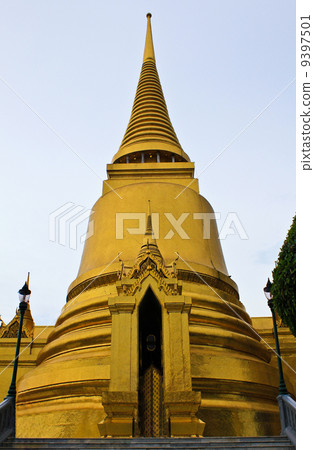 The main chedi at the Emerald Buddha Temple, Bangkok, Thailand The main chedi at the Emerald Buddha Temple, Bangkok, Thailand 9397501
