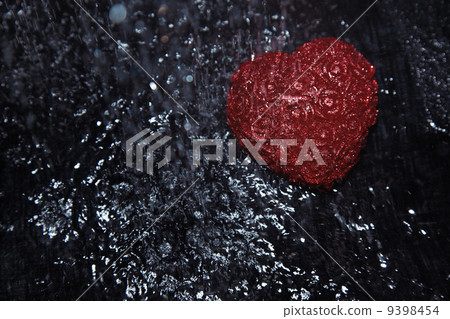 Heart in rain 9398454