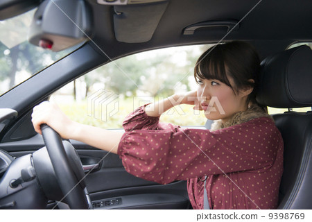 一個女人生氣時駕駛一輛車 9398769
