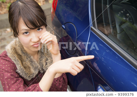 A woman who grieves the car and grieves 9399376
