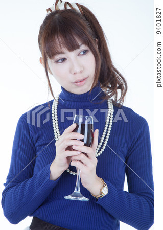 有酒杯的一名婦女 有酒杯的一名婦女 9401827